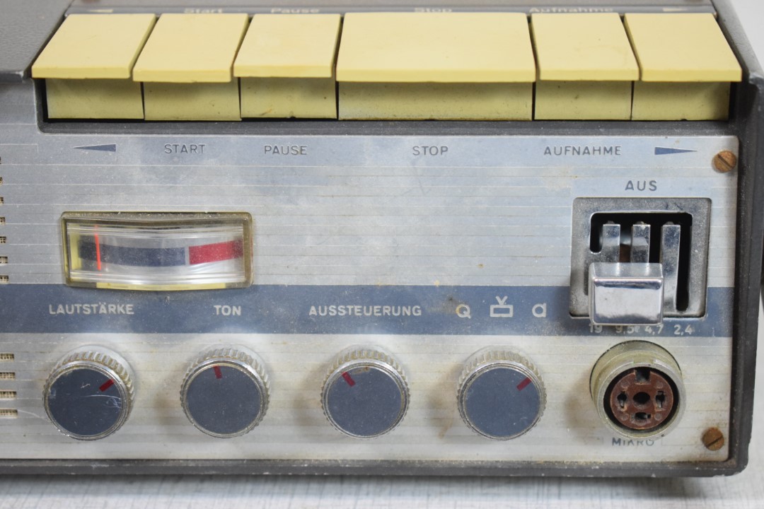 Uher 4000 Report-S portable Transistor Tape Recorder Uher 4000 Report-S portable Transistor Tape Recorder