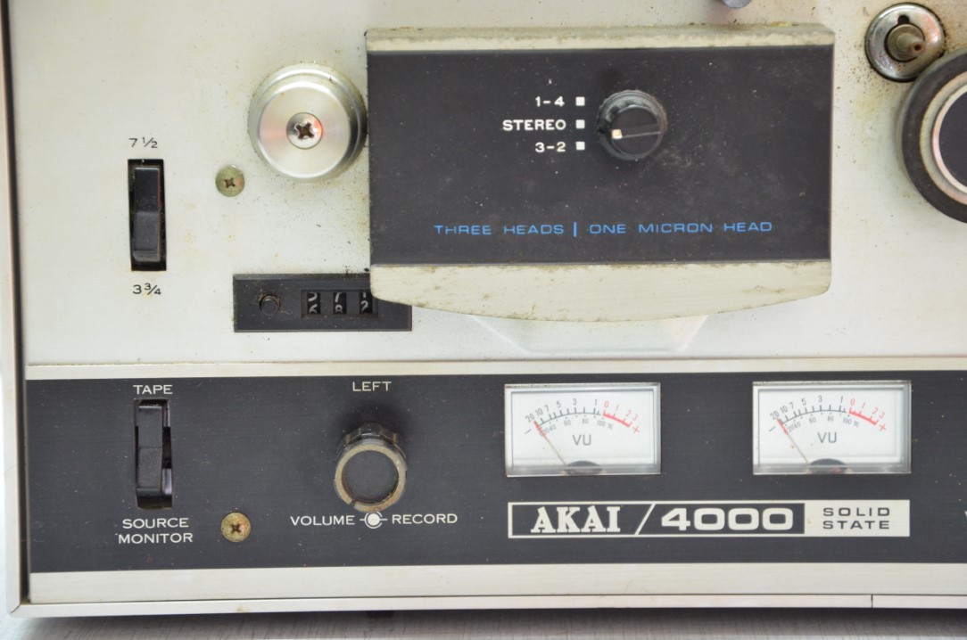 Akai Model 4000 – with build-in amplifier