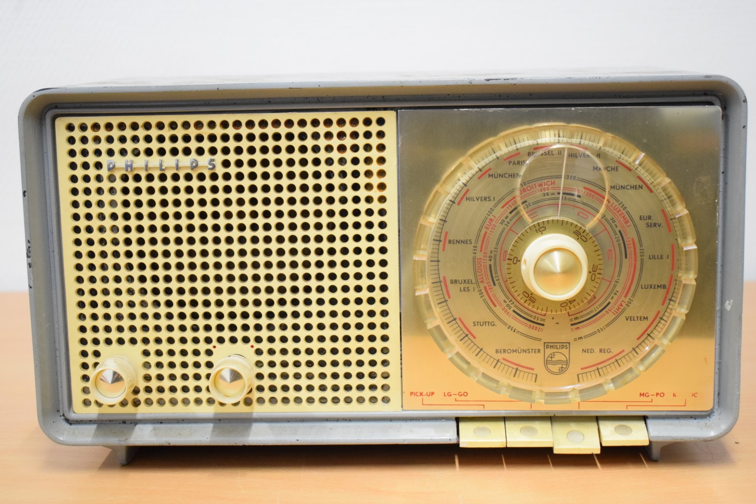 Philips B3X90U bakelite Tube Radio 