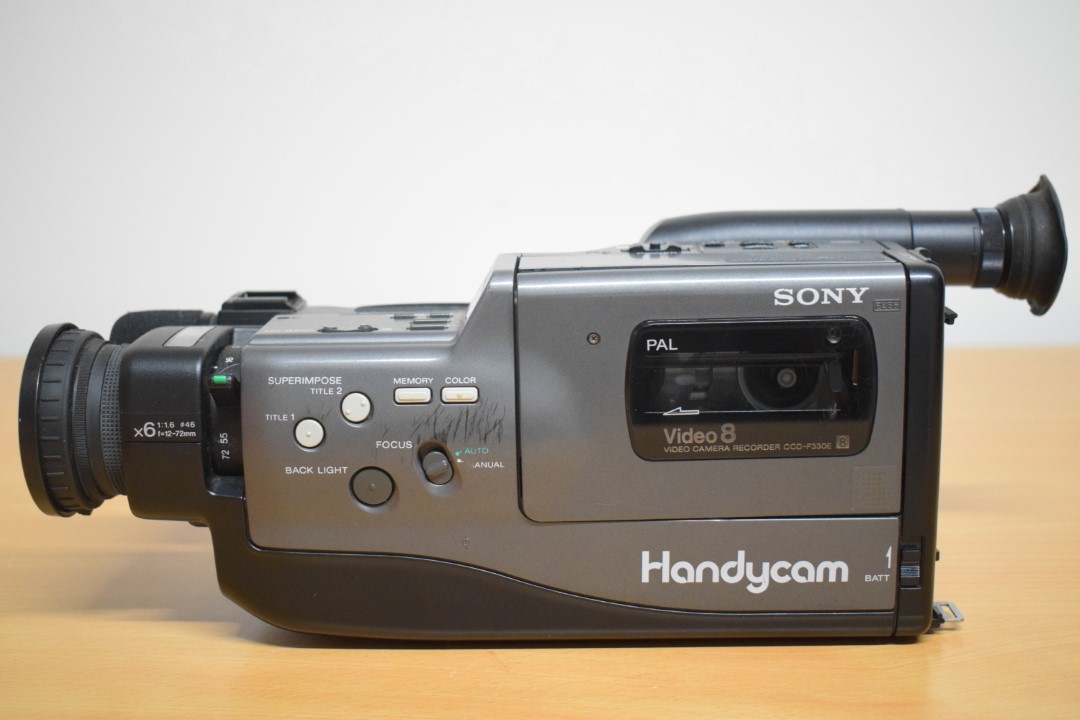 Sony Handycam Video 8 CCD-F330E with accessories + Bag Sony Handycam Video 8 CCD-F330E with accessories + Bag