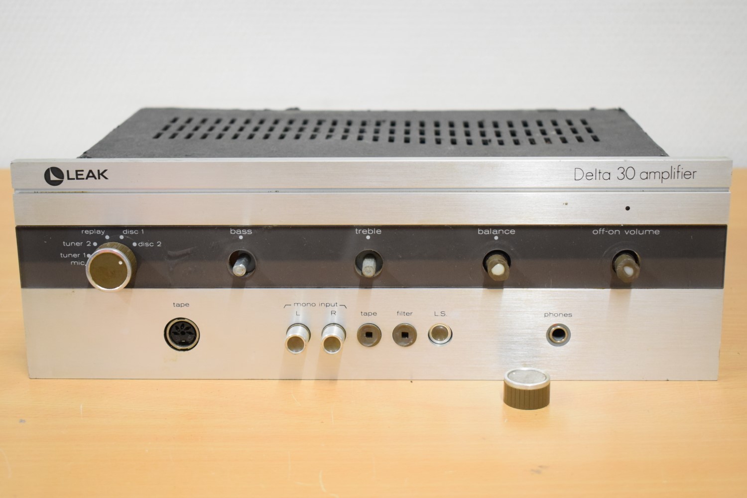 LEAK Delta 30 Stereo Amplifier
