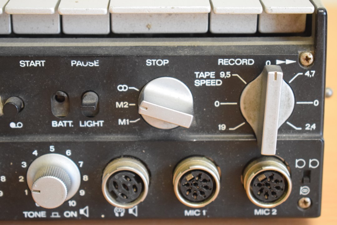 Uher 4200 Report Monitor Portable Tape Recorder Uher 4200 Report Monitor Portable Tape Recorder