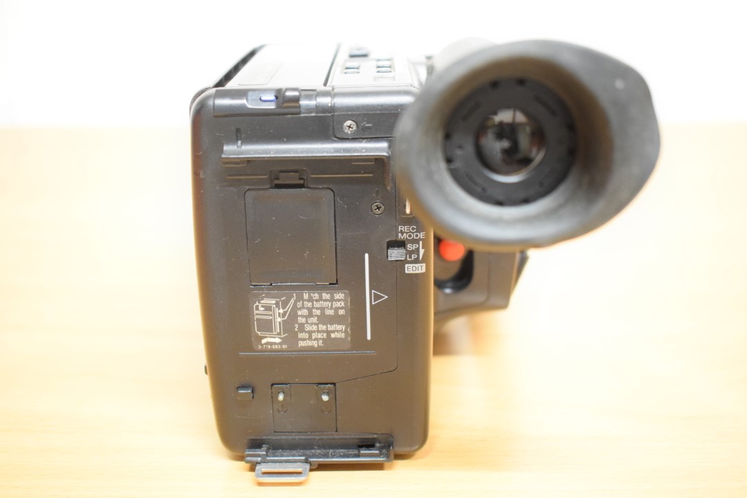 Sony Handycam Video 8 CCD-F330E with accessories + Bag