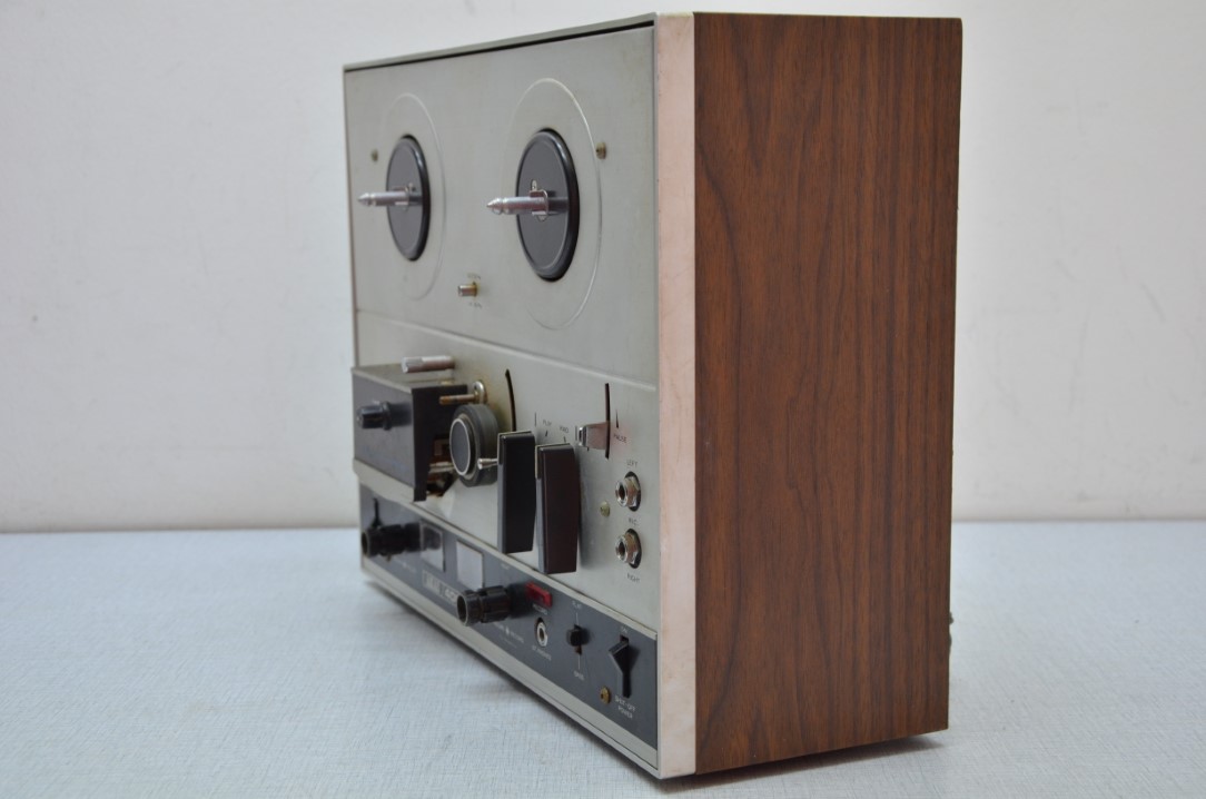 Akai Model 4000 – with build-in amplifier