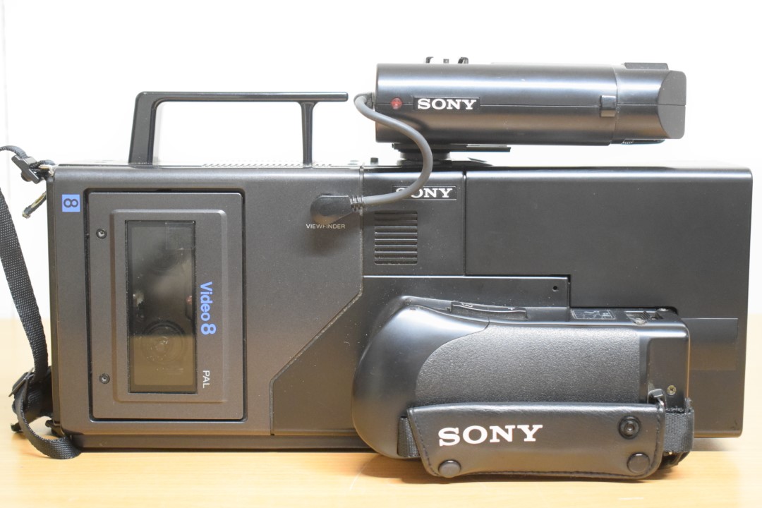 Sony CCD-V8AF Video 8 Camcorder & many accessories