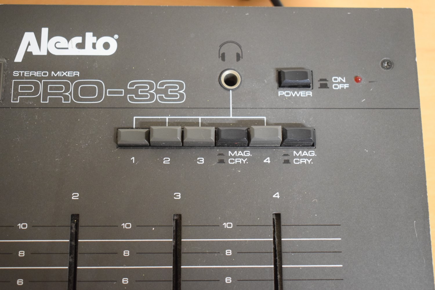 Alecto PRO-33 analog mixer
