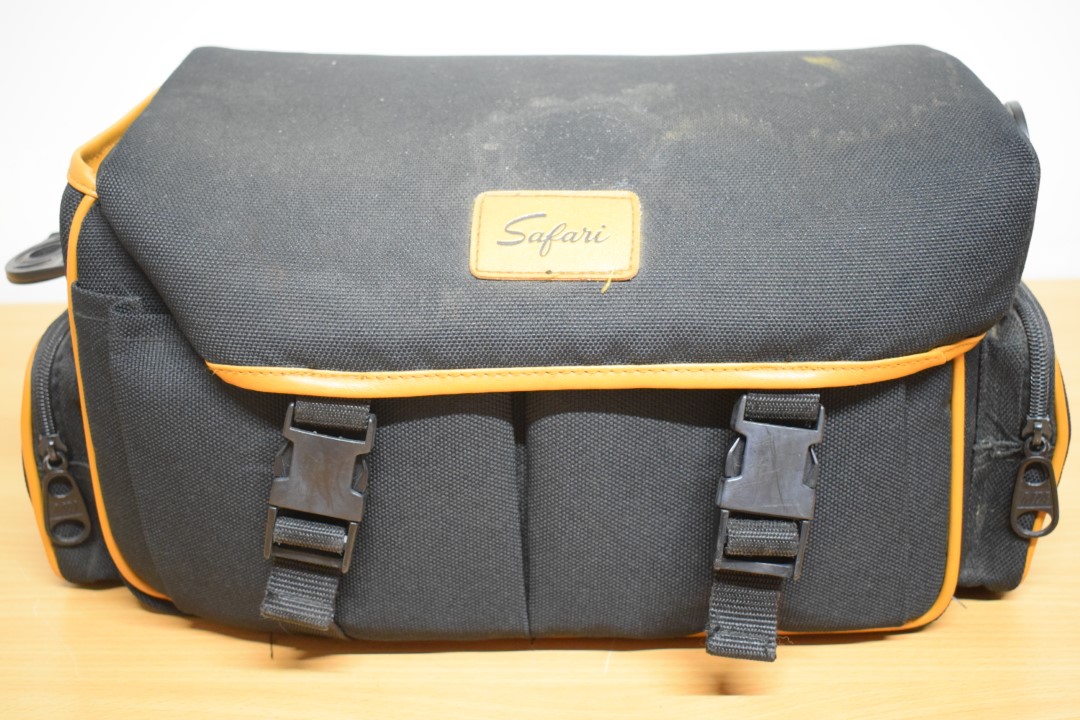 Sony Handycam Video 8 CCD-F330E with accessories + Bag Sony Handycam Video 8 CCD-F330E with accessories + Bag